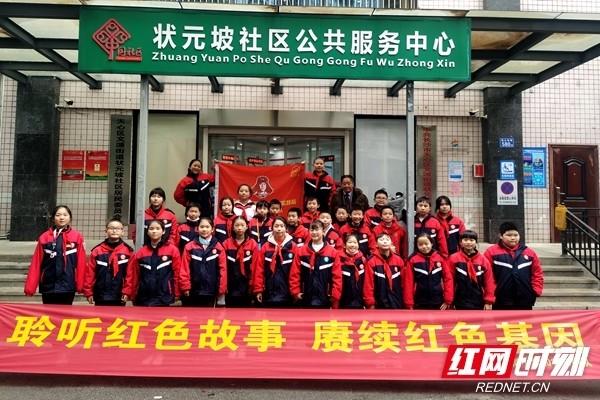 乔欣雪地少女感写真释出，穿棕色翻毛外套托腮嘟嘴，怎样评价她的造型？游戏画面